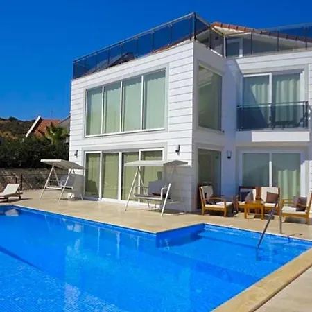 Villa Sleeps 12 Pool Air Con Wifi *