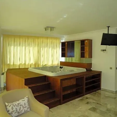Sleeps 12 Pool Air Con Wifi