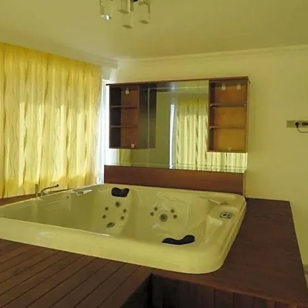 Sleeps 12 Pool Air Con Wifi
